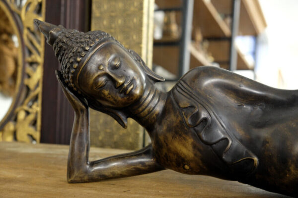 liegender buddha aus bronze