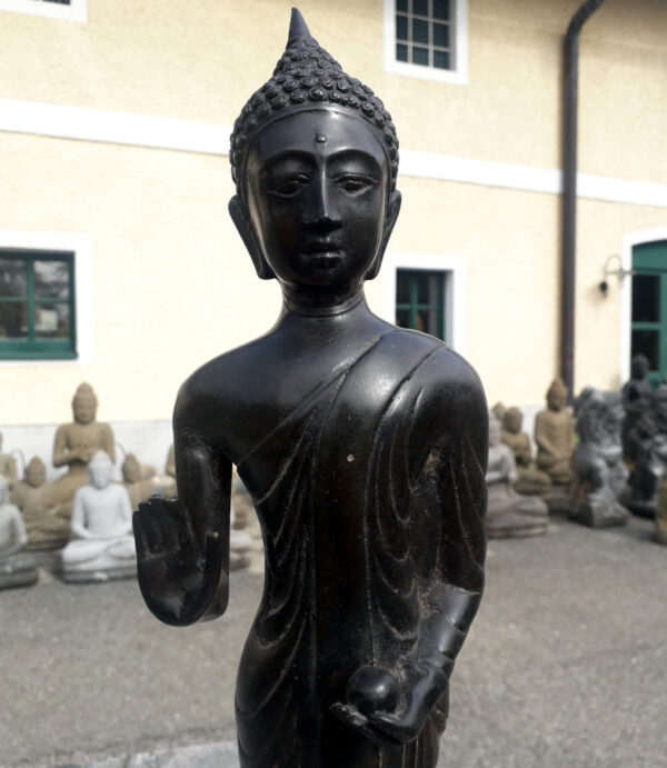 stehender buddha aus Indonesien