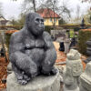 kleiner gorilla aus steinguss