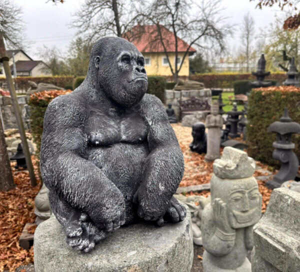 kleiner gorilla aus steinguss