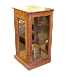 kleine hohe vitrine